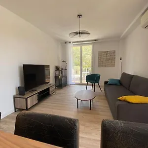 Grand T2 53m2, Proche Plages Et Port , Parking . Appartement
