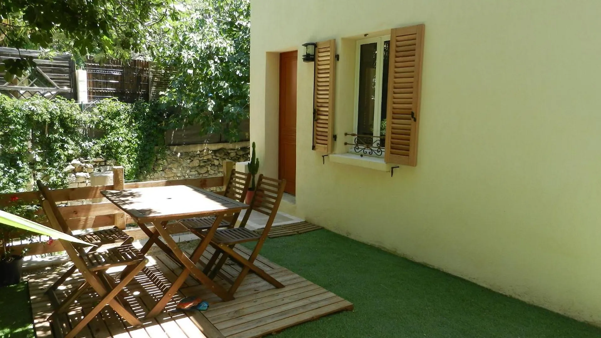 La Petite Maison contacts